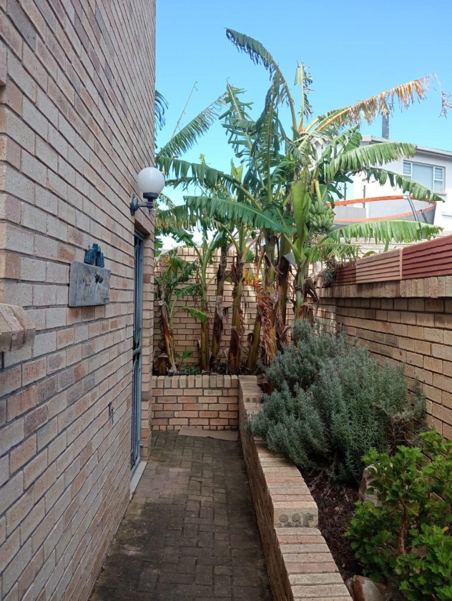 To Let 2 Bedroom Property for Rent in Wavecrest Eastern Cape